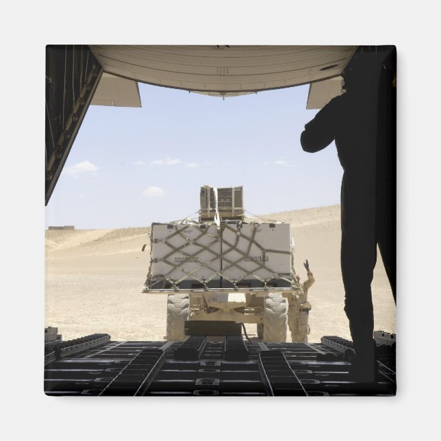 Ein Gabelstapler lädt Fracht auf einen C-130 Hercu Magnet (Vorne)