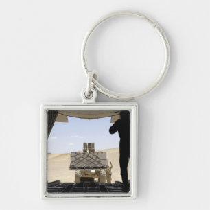 Ein Gabelstapler lädt Fracht auf einen C-130 Hercu Schlüsselanhänger