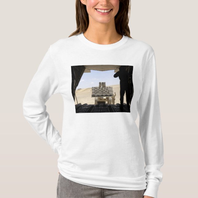 Ein Gabelstapler lädt Fracht auf einen C-130 Hercu T-Shirt (Vorderseite)