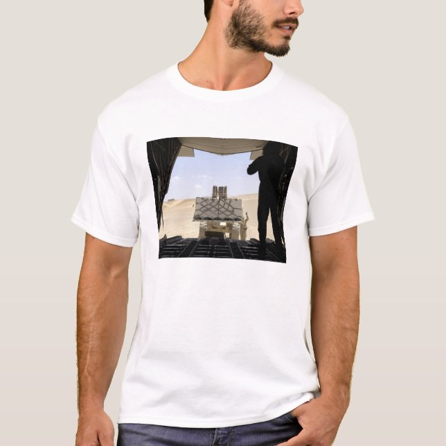 Ein Gabelstapler lädt Fracht auf einen C-130 Hercu T-Shirt (Vorderseite)