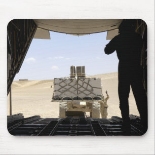 Ein Gabelstapler lädt Fracht auf Wechselstrom - Mousepad