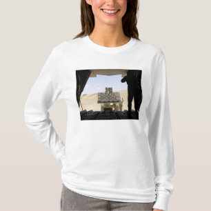 Ein Gabelstapler lädt Fracht auf Wechselstrom - T-Shirt