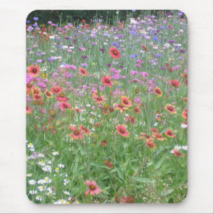 Ein Garten mit Wildblumen Mousepad