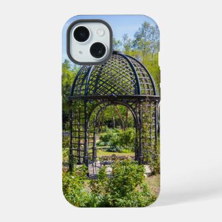 ein Gazebo in einer wunderschönen Gartenlandschaft iPhone 15 Hülle