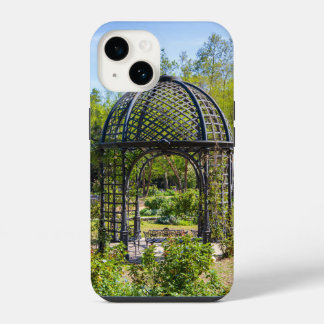 ein Gazebo in einer wunderschönen Gartenlandschaft iPhone 14 Hülle