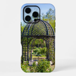 ein Gazebo in einer wunderschönen Gartenlandschaft iPhone 16 Pro Max Hülle