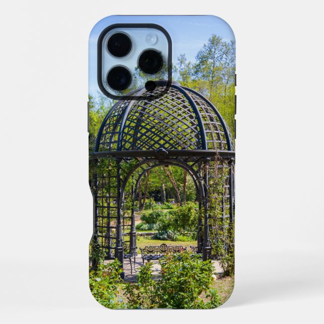 ein Gazebo in einer wunderschönen Gartenlandschaft iPhone Hülle (Rückseite)