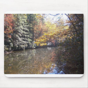 ein Gebirgsstrom im autum Mousepad