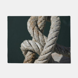 Ein gebundener Knoten auf einer Anlegestelle Fußmatte