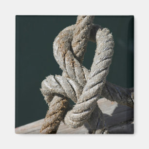 Ein gebundener Knoten auf einer Anlegestelle Magnet