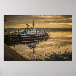 Ein gedocktes Pilotenboot bei Sunrise Halifax, NS Poster