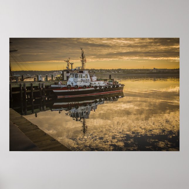 Ein gedocktes Pilotenboot bei Sunrise Halifax, NS Poster (Vorne)