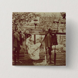 Ein Geisha, der herein einer Sänfte (Sepia-, Button