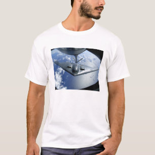 Ein Geist B-2 bewegt sich in Position für die T-Shirt