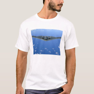 Ein Geist B-2 steigt durch den Himmel an T-Shirt