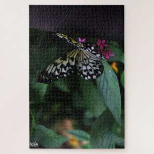 Ein gelber Schmetterling auf rosa Blumen Puzzle