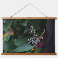 Ein gelber Schmetterling auf rosa Blumen