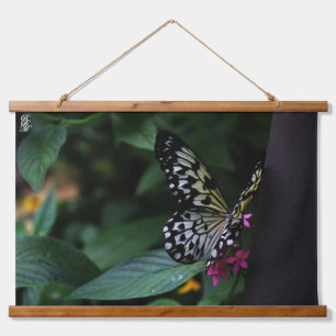 Ein gelber Schmetterling auf rosa Blumen Wandteppich Mit Holzrahmen