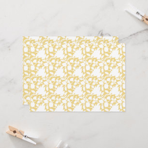 Ein gelber Teppich mit einem sich wiederholenden M Einladung