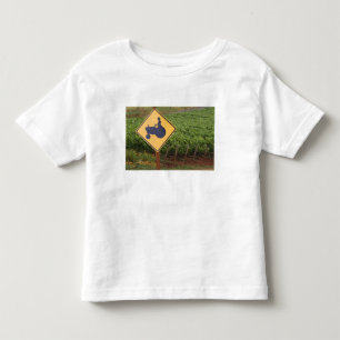 Ein gelbes Schild für vorbeifahrende Traktoren im  Kleinkind T-shirt