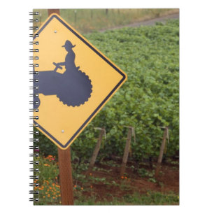Ein gelbes Schild für vorbeifahrende Traktoren im  Notizblock