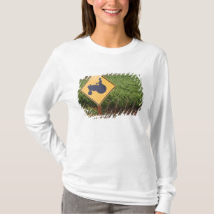 Ein gelbes Schild für vorbeifahrende Traktoren im T-Shirt