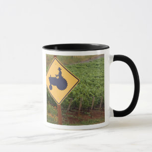 Ein gelbes Schild für vorbeifahrende Traktoren im  Tasse