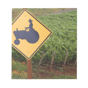 Ein gelbes Traktor-Übergangszeichen im Weinberg Notizblock