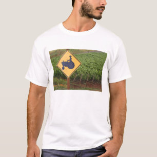 Ein gelbes Traktor-Übergangszeichen im Weinberg T-Shirt