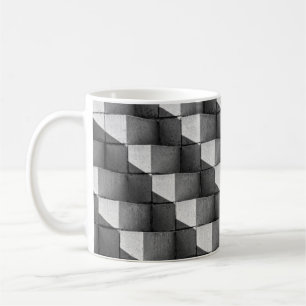 Ein Gesicht der "Vier-Seiten-Pyramide" Skulptur in Kaffeetasse