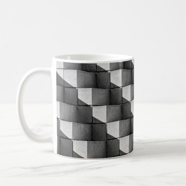 Ein Gesicht der "Vier-Seiten-Pyramide" Skulptur in Kaffeetasse (Links)