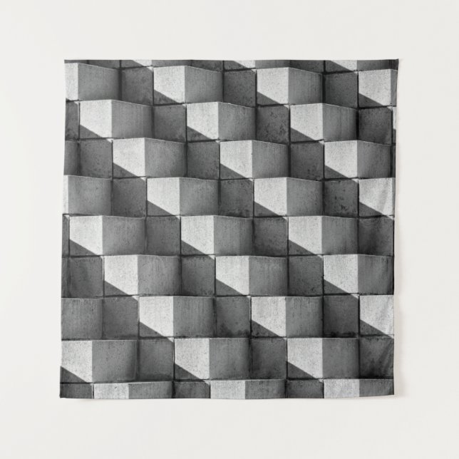 Ein Gesicht der "Vier-Seiten-Pyramide" Skulptur in Wandteppich (Vorderseite)