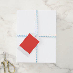 Ein gewagtes, rotes Quadrat, umgeben von einer knu Geschenkanhänger