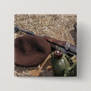 Ein Gewehr, Militär bedecken und Kantine Button
