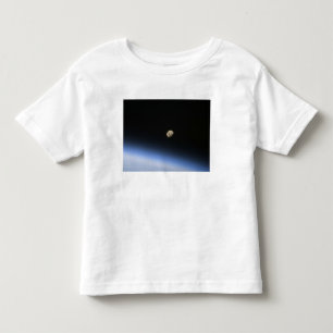 Ein gibbous Mond sichtbar über der Atmosphäre de Kleinkind T-shirt