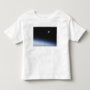 Ein gibbous Mond sichtbar über der Atmosphäre de Kleinkind T-shirt