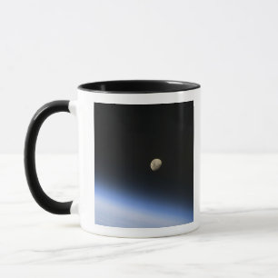 Ein giftiger Mond über der Erdatmosphäre 2 Tasse