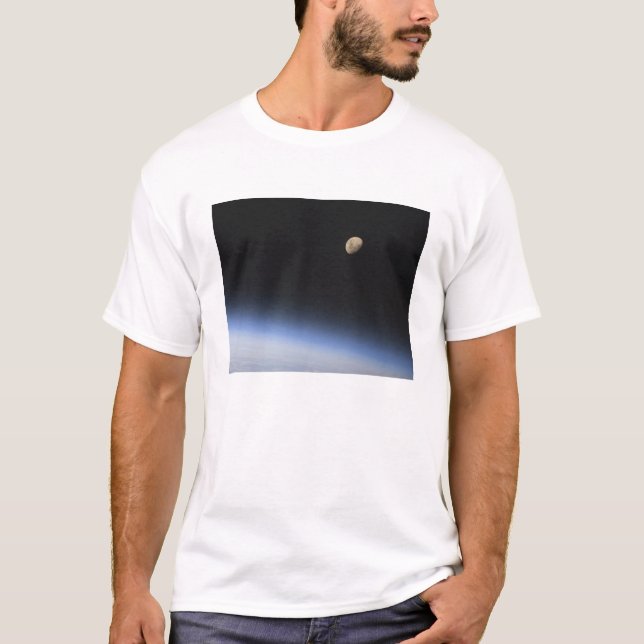 Ein giftiger Mond über der Erdatmosphäre T-Shirt (Vorderseite)