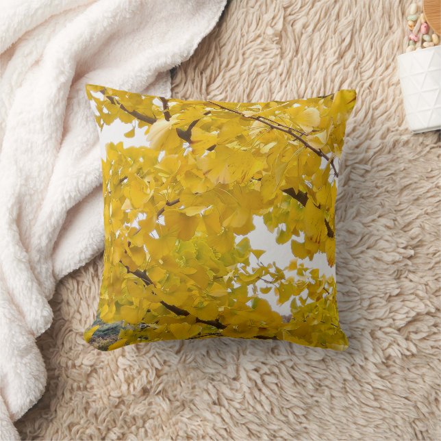 ein Ginkgo-Baum, der den Herbst umfasst Kissen (Decke)