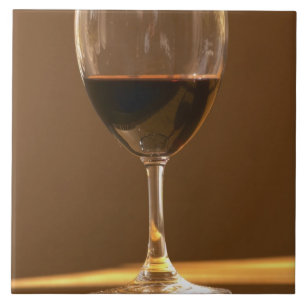 Ein Glas roter Chateau Belgrave im Sonnenlicht - Fliese
