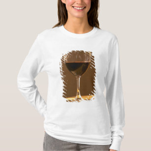Ein Glas roter Chateau Belgrave im Sonnenlicht - T-Shirt