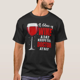 Ein Glas Wein am Tag hält den Arzt im Schach T-Shirt