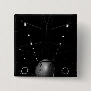 Ein Globemaster III der C-17 sitzt in einem Hangar Button