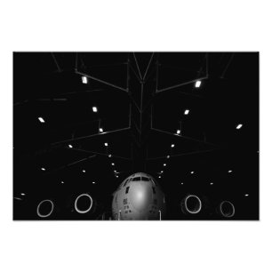 Ein Globemaster III der C-17 sitzt in einem Hangar Fotodruck
