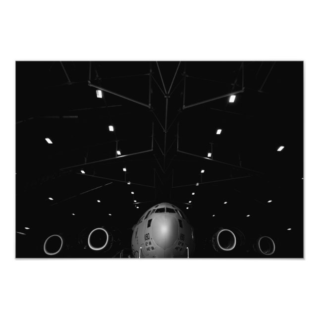 Ein Globemaster III der C-17 sitzt in einem Hangar Fotodruck (Vorne)