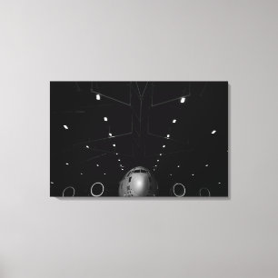 Ein Globemaster III der C-17 sitzt in einem Hangar Leinwanddruck