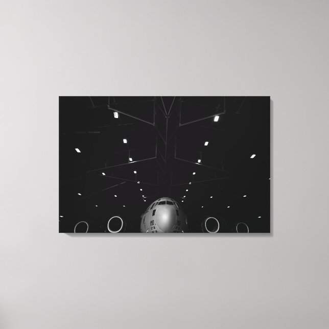 Ein Globemaster III der C-17 sitzt in einem Hangar Leinwanddruck (Vorderseite)