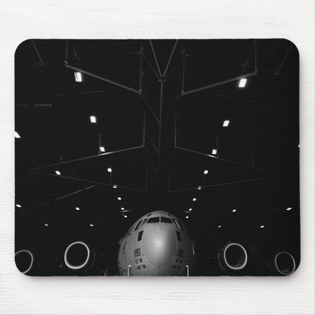 Ein Globemaster III der C-17 sitzt in einem Hangar Mousepad (Vorne)