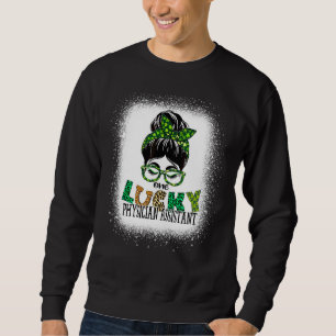 Ein glücklicher Arztassistent brach St Patricks au Sweatshirt