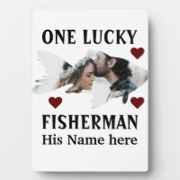Ein glücklicher Fischer, der ein Paar Fische zusam